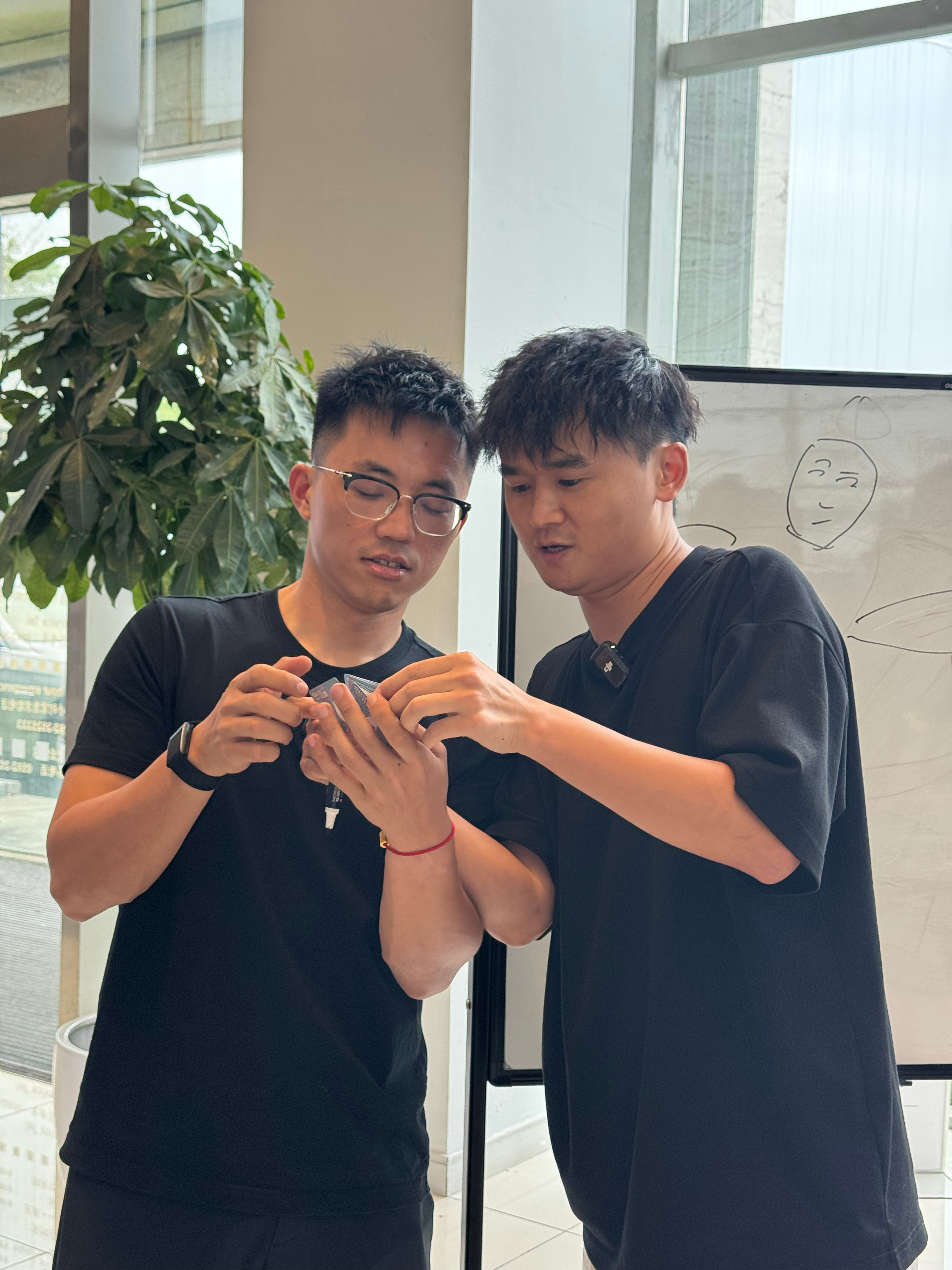 他在闹，他在笑。 ​​​