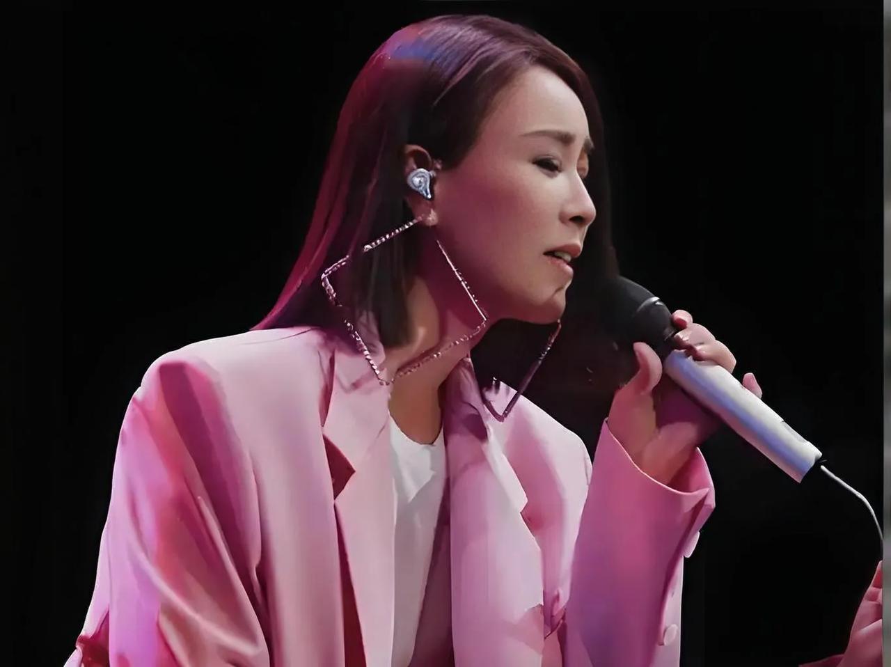 #你觉得那英是一名歌后吗#那英凭借出色的音乐才华、广泛的影响力和深远的行业贡献，