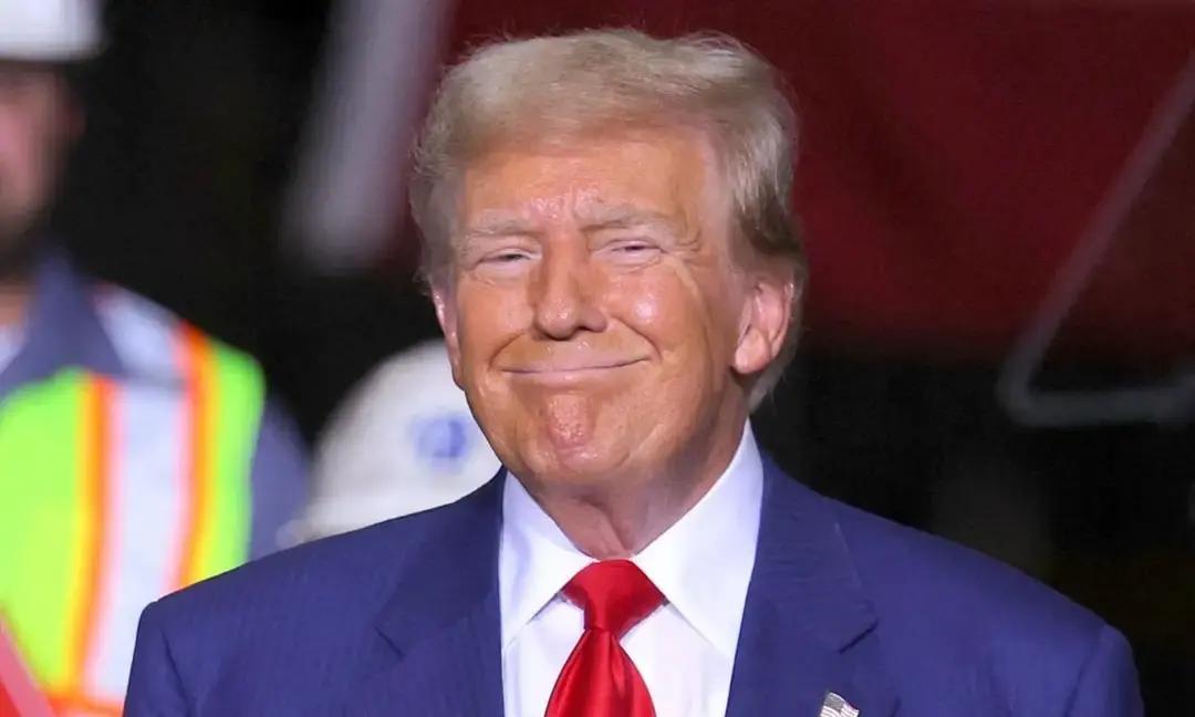 特朗普打格陵兰主意，本质是对欧洲施压。
 
现实中格陵兰不算小岛，零散驻军扛不住