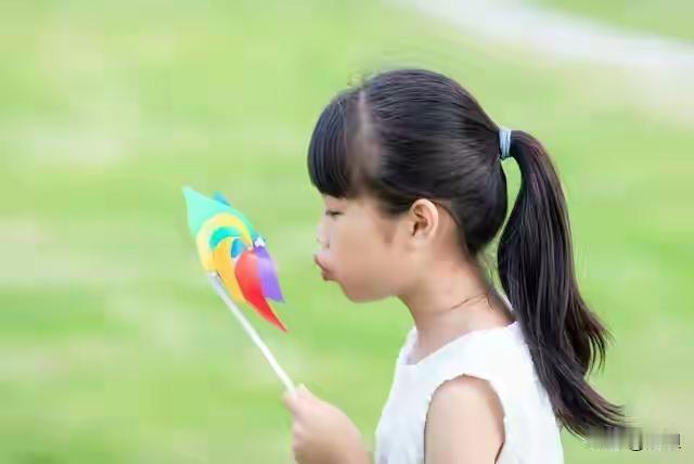 每个孩子，都是命运馈赠的星辰

在咱这烟火缭绕的民间，孩子，宛如命运慷慨赐予的璀