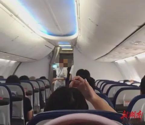 航班即将关闭舱门发现2人上错飞机不是都有检票的吗？这玩意还能上错飞机了？这检票人