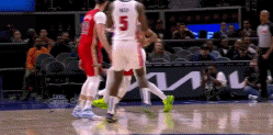 NBA赛场镜头：锡安的干扰球，是真的高啊，飞翔的胖子。
  本场比赛，锡安首发出