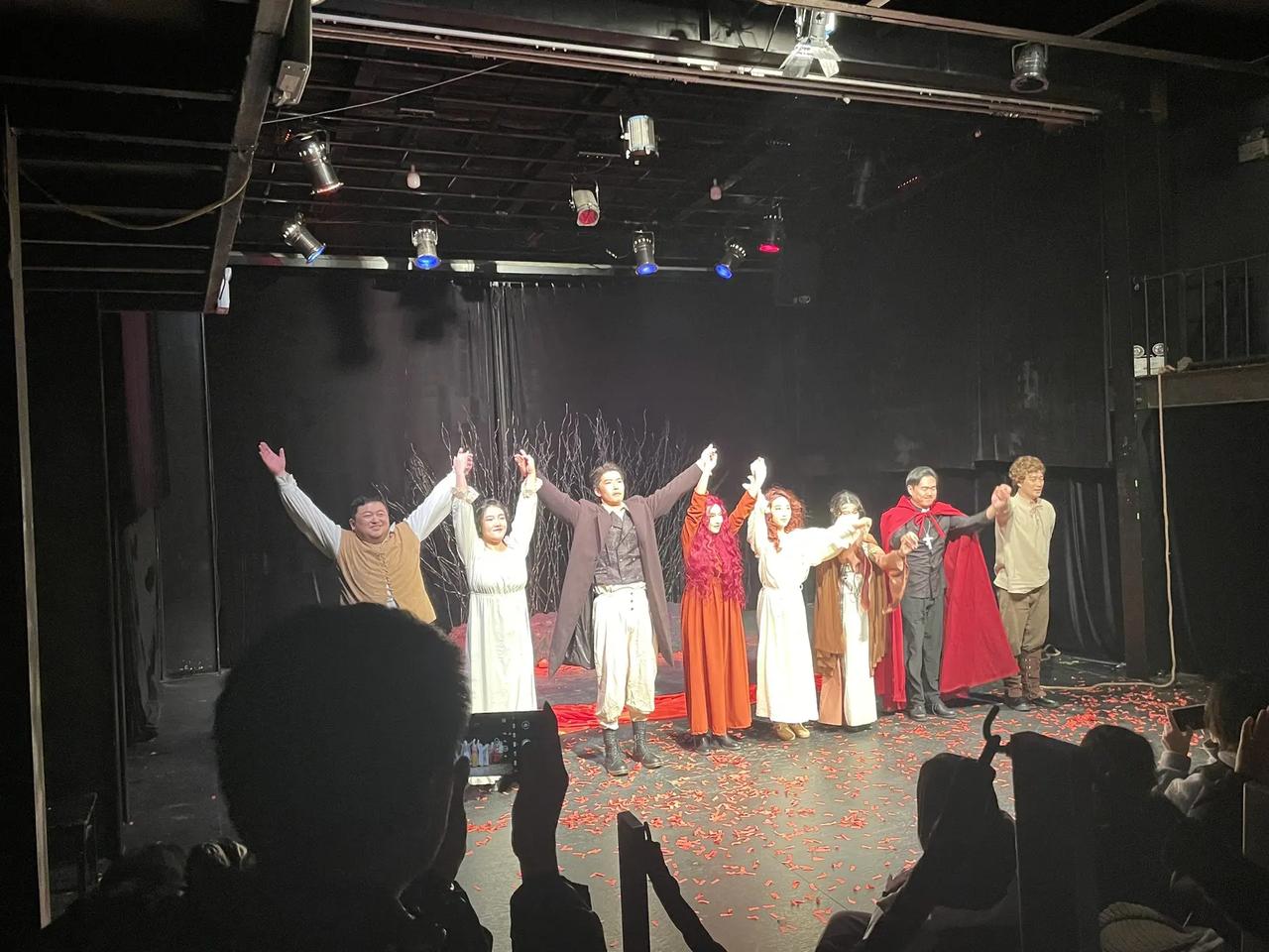 看《女巫》 好家伙，把人当猴整。怎么滴，怎么就把女人变成女巫了？我很不爽，看的很