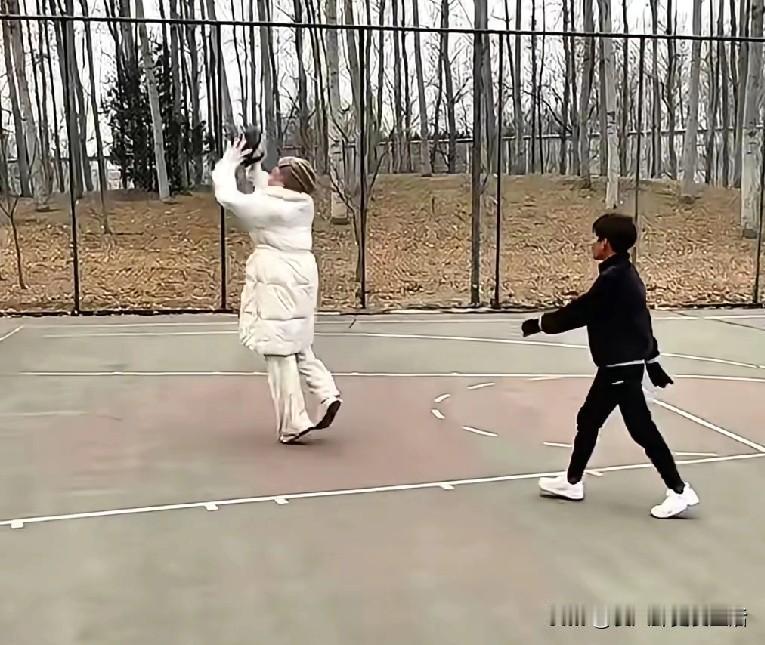 汪小菲的两个孩子放寒假回到了北京，奶奶提前买了很多零食和吃的，迎接孙子孙女儿的到