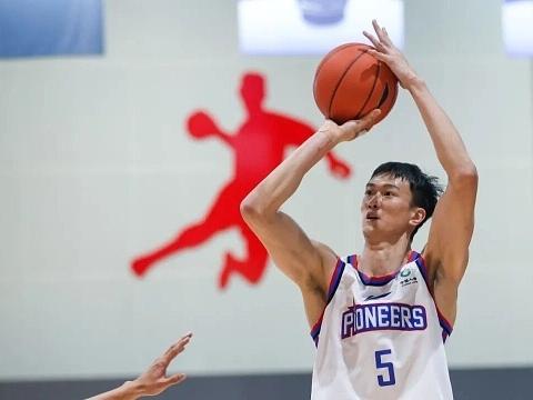 CBA最新消息：据知名篮球记者宋翔报道，天津男篮已经与锋线赖俊豪完成续约。今年夏