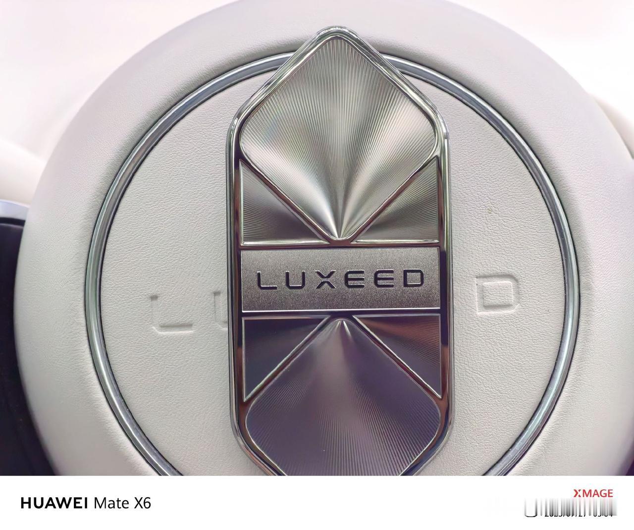 终于收到了智界Logo，咱的智界R7逼格瞬间提升不少！

盯着智界Logo看久了