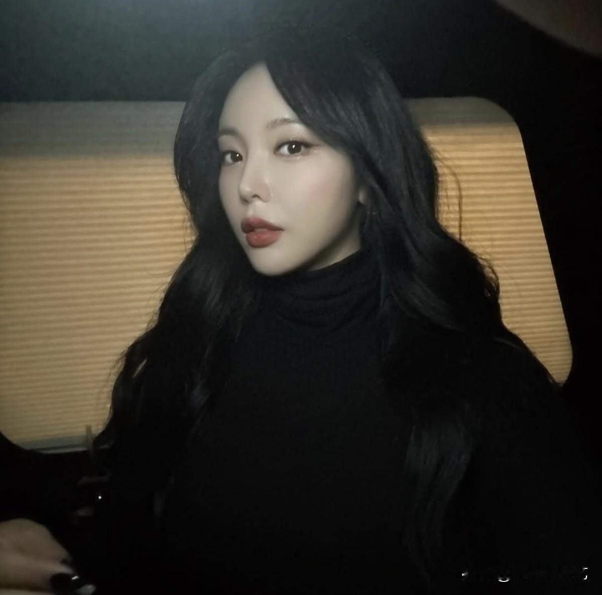 3日，歌手洪真英在个人Instagram上上传了照片，并配文“好冷，好冷，好冷”