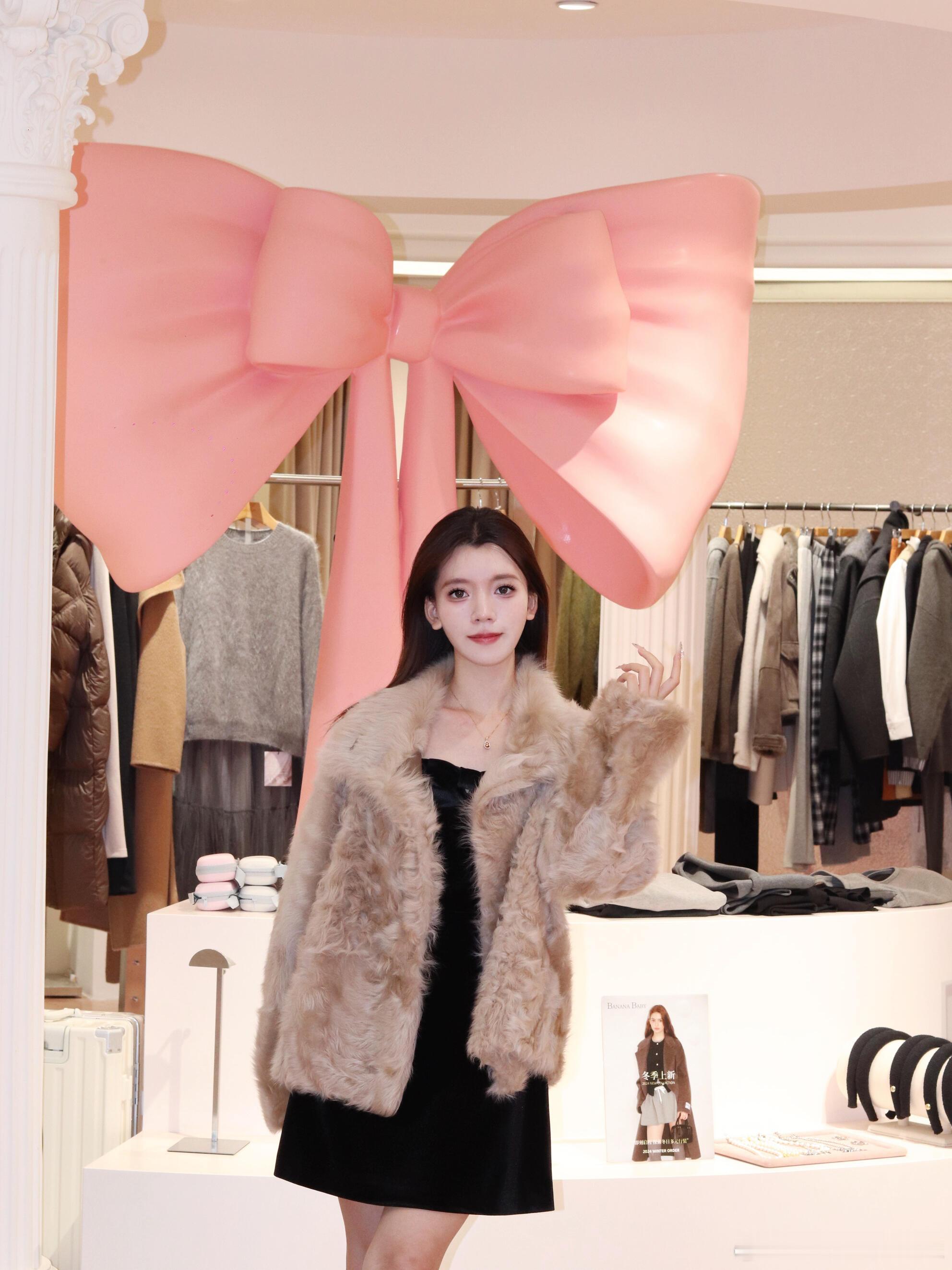 深灰亮丝开衫自带精致光泽，单排扣设计尽显优雅。内搭经典小黑裙，低调又高级。再拎上