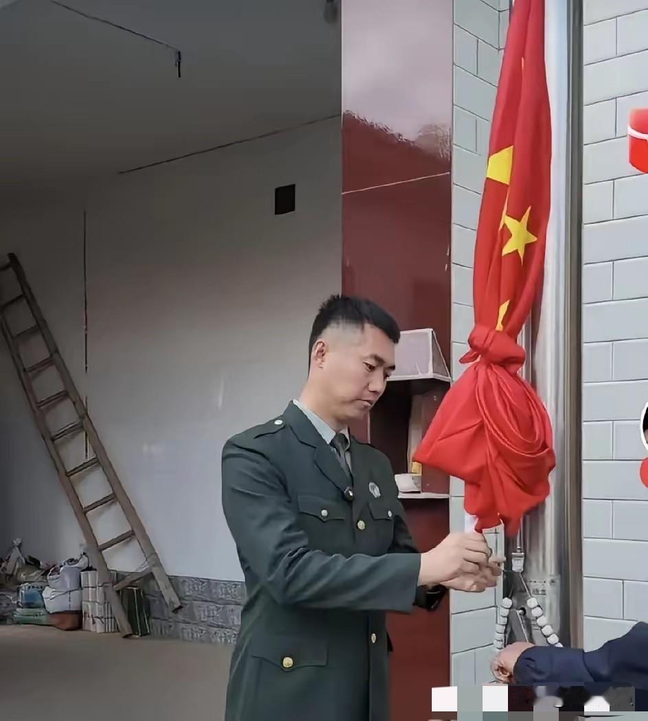 退伍八年，天天在家升旗。三十好几的人不出去挣钱、不接活、不送外卖，就在阳台上拉绳