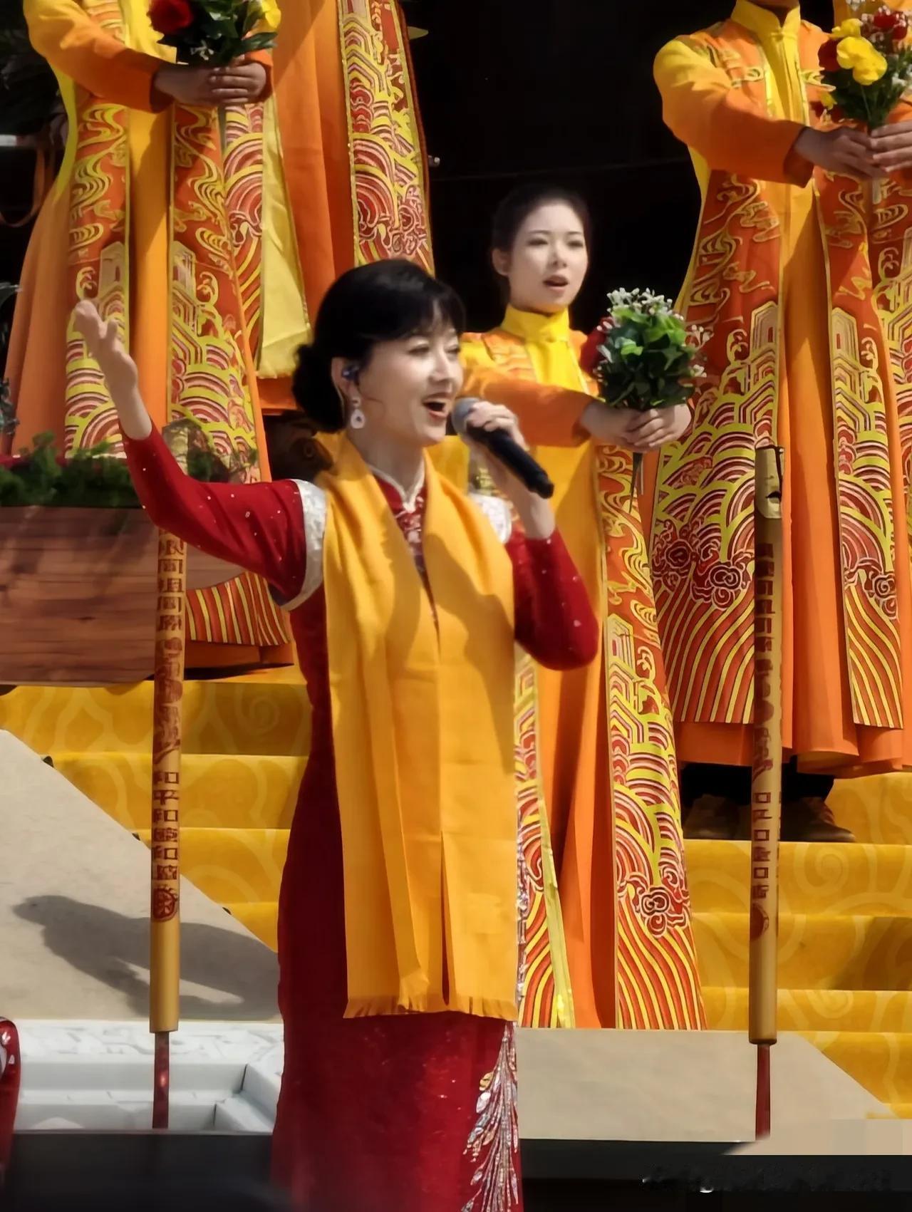 4月19日，农历三月初三，赵雅芝赴河南郑州新郑参加祭祖大典，她的状态是前所未有的