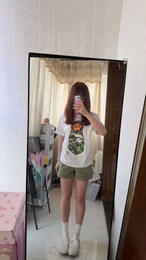 卡多的bape短袖我买的s！因为他是lisa（就是上面有朵小花的猴子）我觉得蛮可