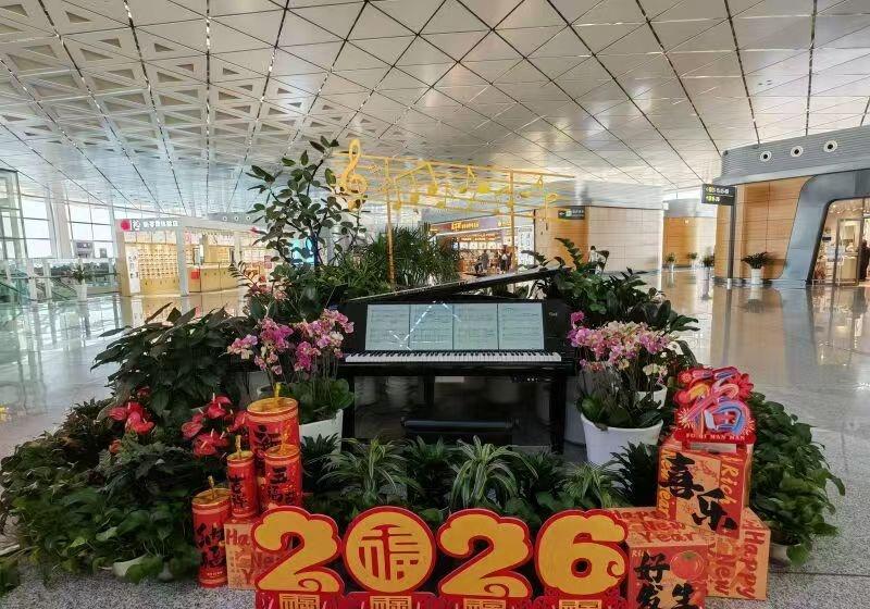 在1号航站楼20号门对面，“新年快乐”主题景观以传统窗格为灵感，运用红金配色，融