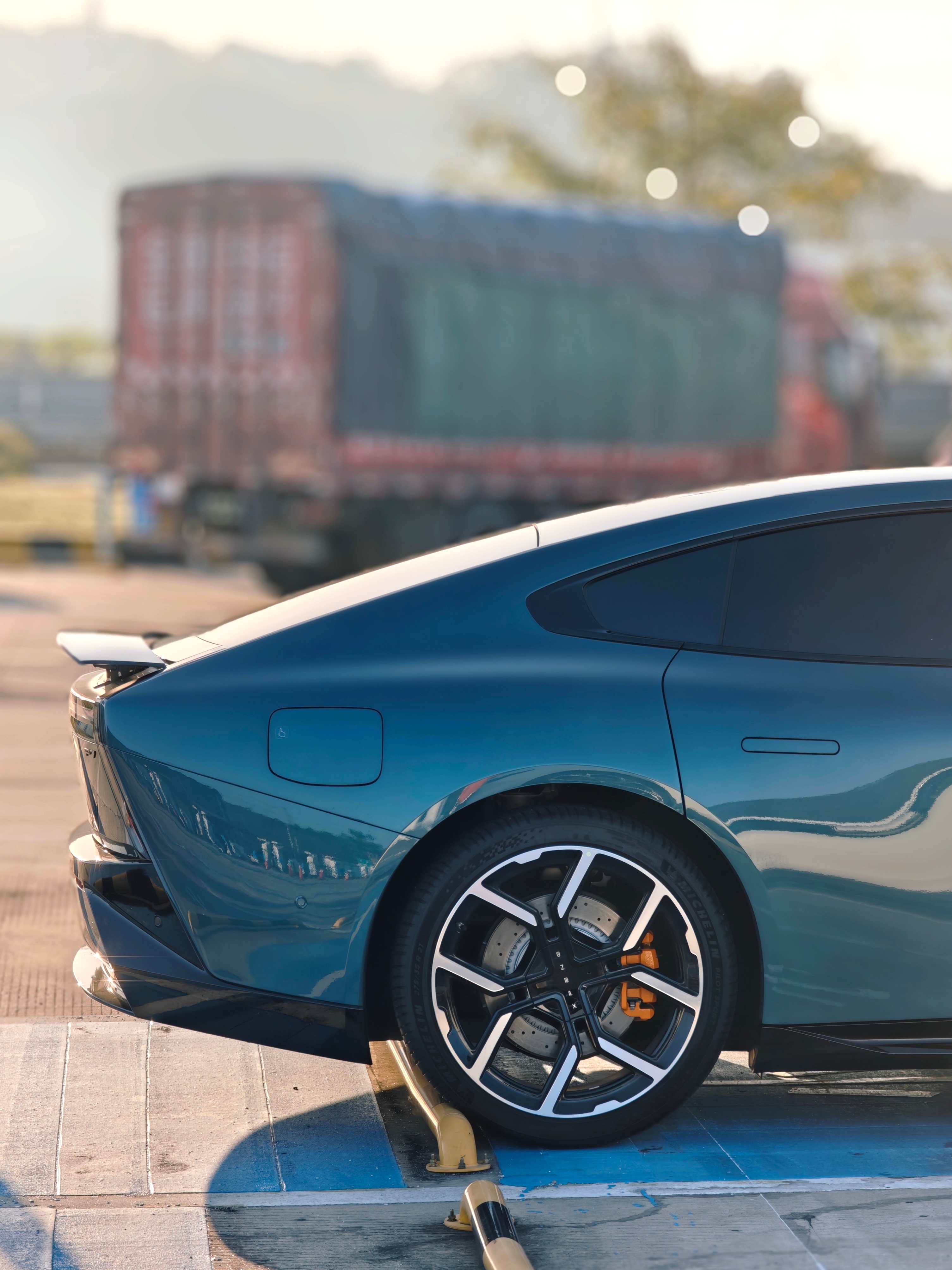 高速服务区偶遇全新小鹏P7，我最爱的星瀚绿，还是四驱版。你别说，这小溜背小尾翼，