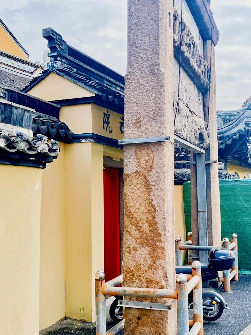 血印柱与血印寺
       上周逛嘉兴三塔路，误打误撞走进了藏在老巷边的血印寺