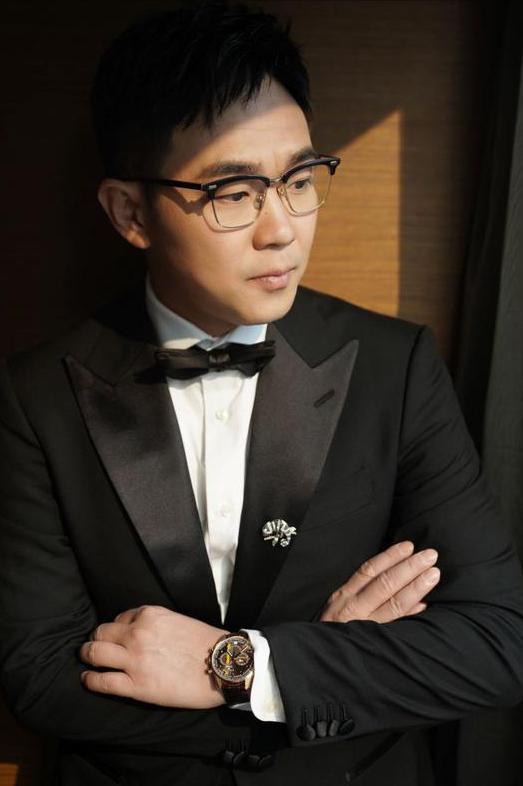 导演，大鹏说，拍喜剧，我是有把握的，保你平安，票房也是好几个亿，我做过试映，根据