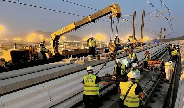 14亿中国人养不起高速？8年亏空6万亿，美国高速免费却能盈利，美国的高速随便上，