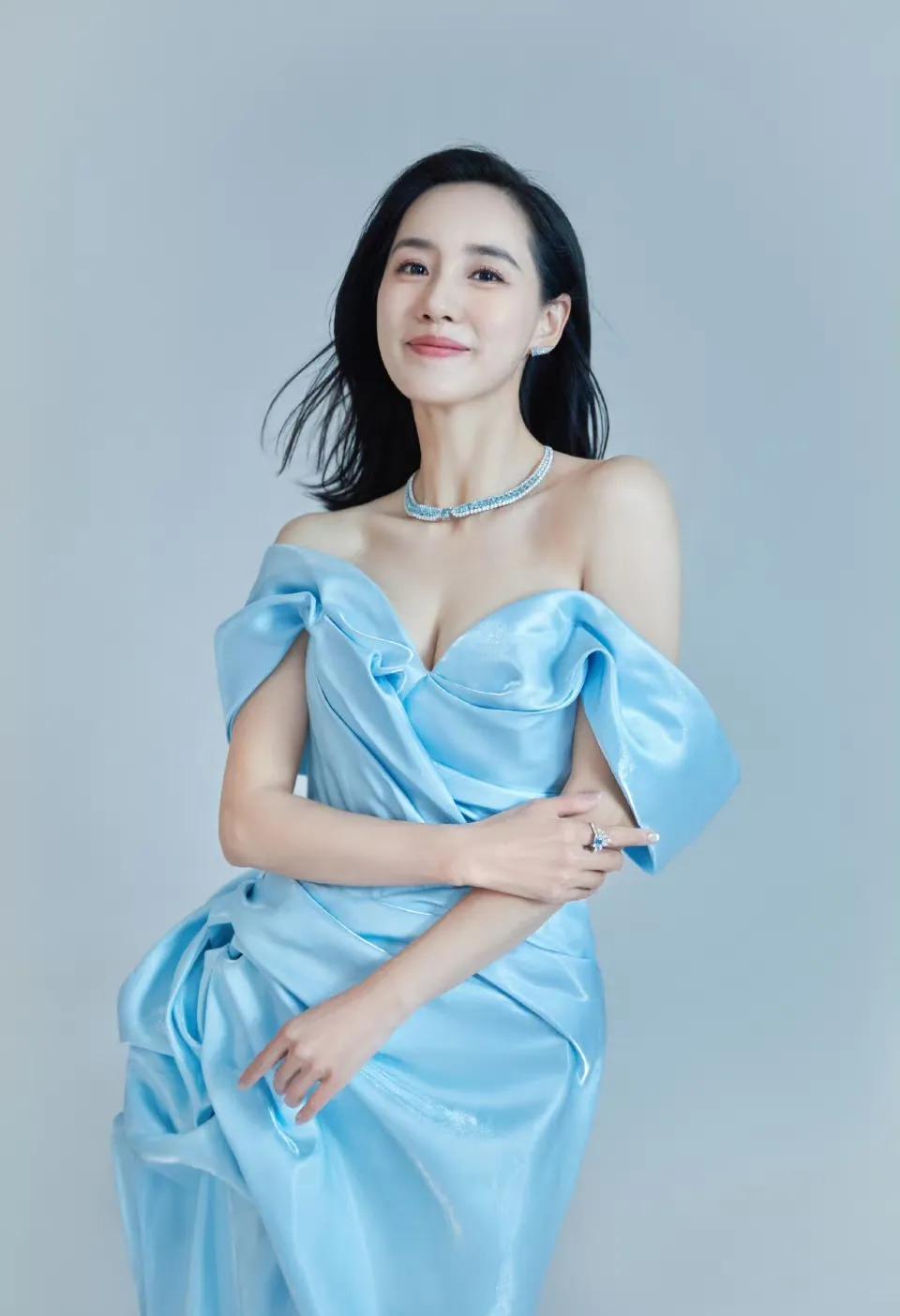 一身浅蓝色的的连衣裙。给人淡雅清新的感觉！飘逸的青丝。迷人的微笑，颜值简直爆表了