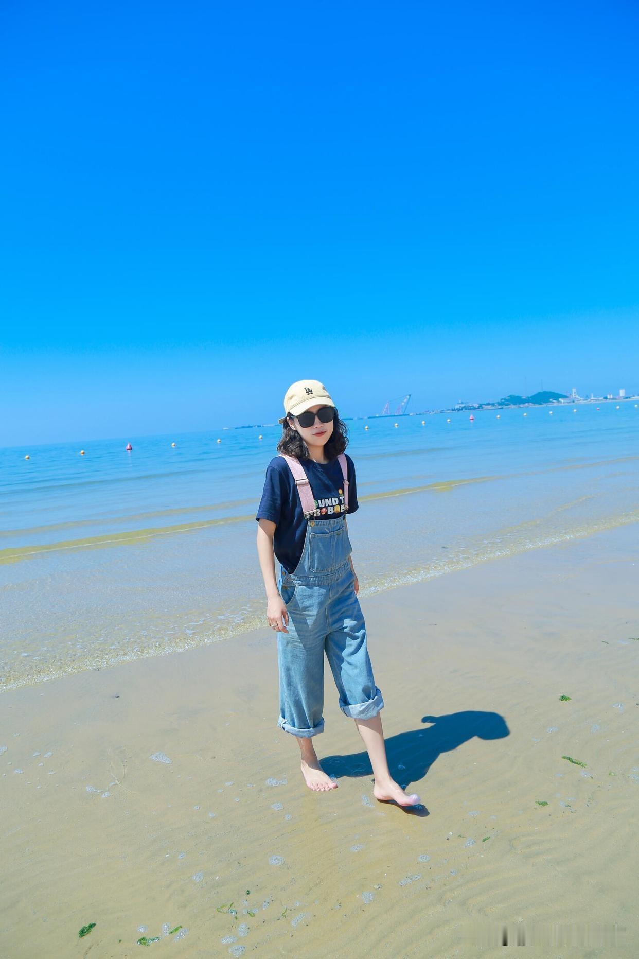 海边漫步，阳光正好，心情舒畅！🌞🏖️