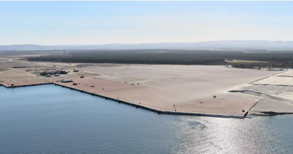 #英国议员怒斥政府否决中企建厂计划# 【英国议员怒批政府：自取其辱，回头还得买中