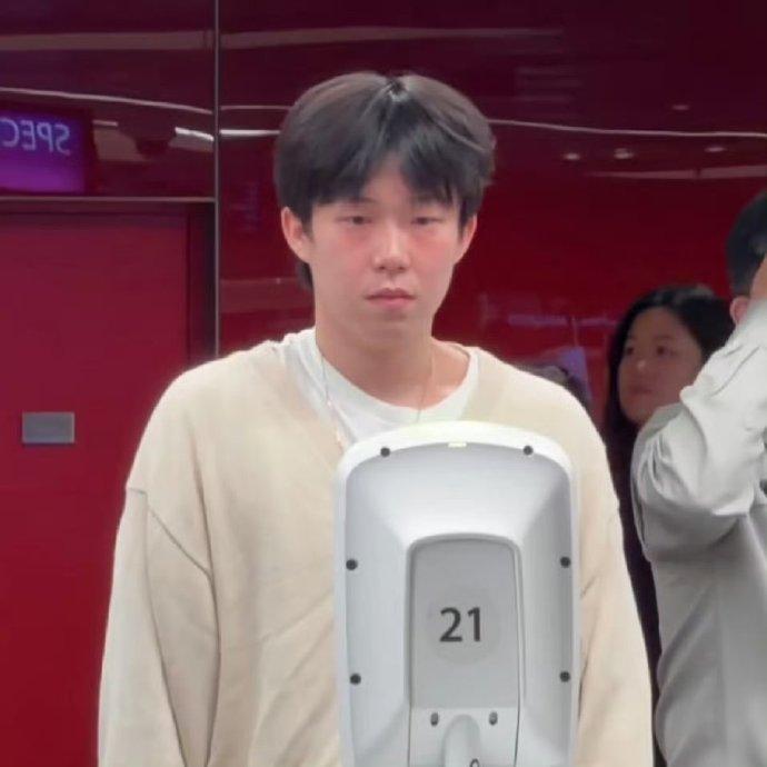 真没想到啊！
刚拿完冠军的王楚钦，居然在安检口卡壳了
手足无措的样子，脸颊红得快