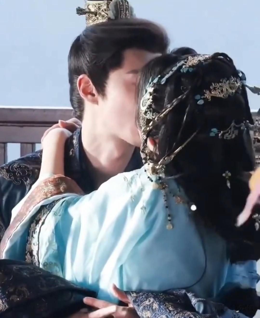 王鹤棣孟子义吻戏


王鹤棣孟子义吻戏，孟子义坐在王鹤棣腿上甜蜜拥吻，俊男靓女精