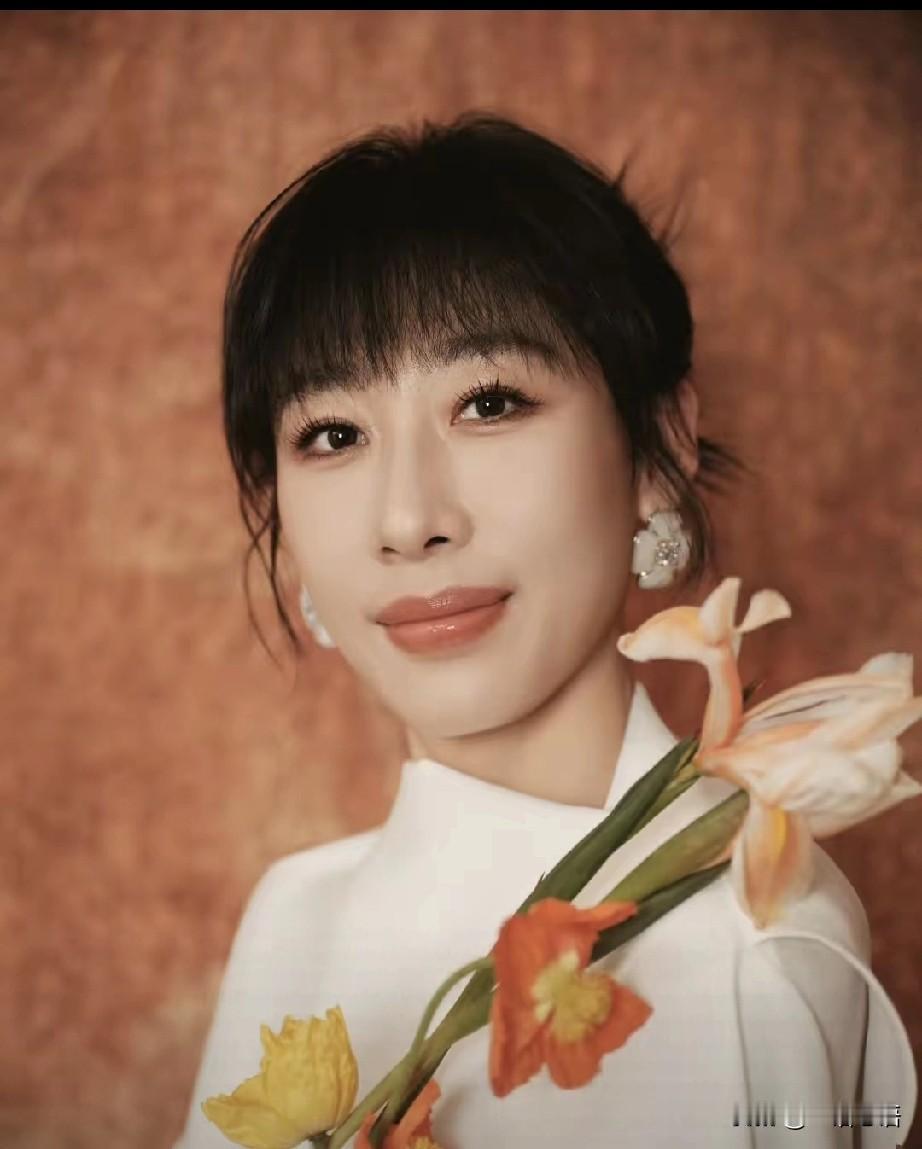 任素汐终于熬出头儿了！
湖南台跨年晚会请来了任素汐，话筒失声，修复后无预兆开嗓和