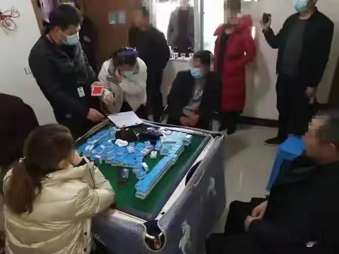 自己聚众赌博违法在先，
输了钱找警察讨公道！
 
辽宁这场真实闹剧，真是大开眼界