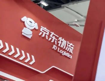 京东家政阿姨一抹京东红，藏着无数普通人的坚守。穿行深山孤岛，奔赴街巷烟火，他们把