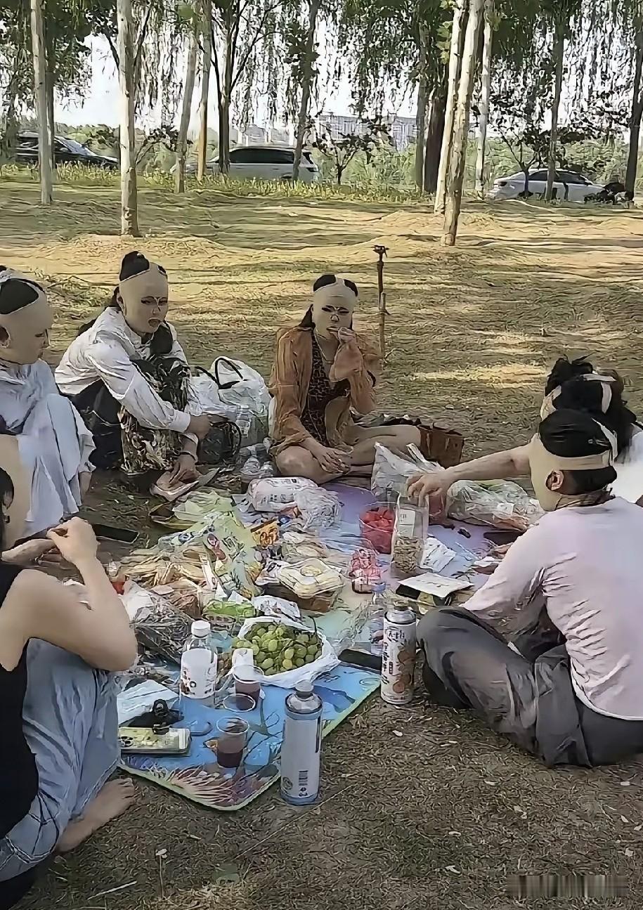 知道的，说是一群人在野餐，不知道的还以为是，一群古代武林高手穿越了，在切磋武艺呢