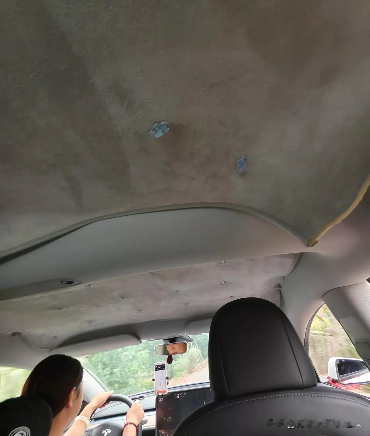 特斯拉Model 3车主为防晒太拼了！

遮阳帘不行又上遮阳布，今天打了辆特斯拉