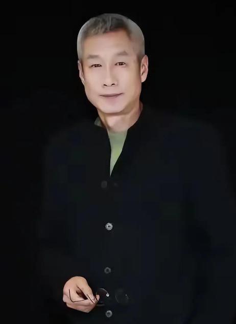 2005年，北京，刘佩琦哥哥病逝，16岁侄子刘伟无人照料，他心一软直接接回家当亲