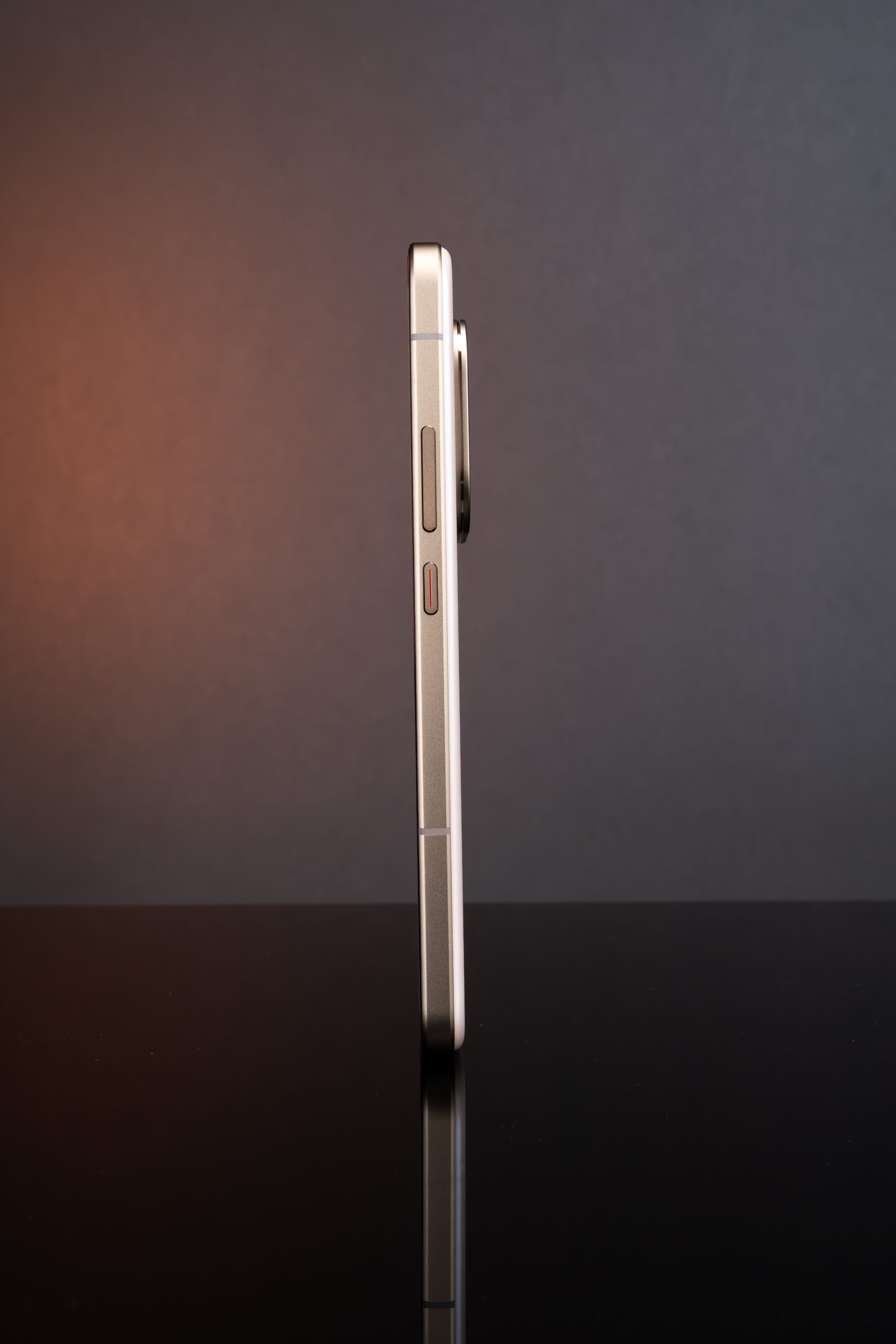 荣耀GT Pro燃速金，它就像是一台披着金色战甲的性能怪兽，再加上7200mAh