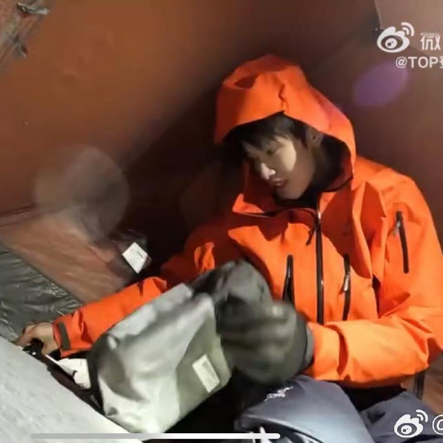 您是说这么一个小男孩登山露营带的口粮居然是青菜瘦肉粥吗 