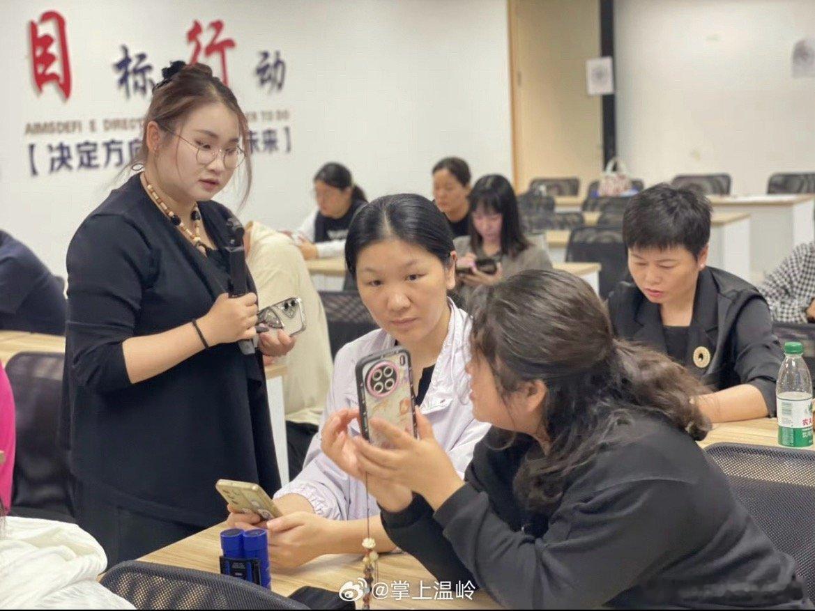台州夜校让传统生意搭上数字快车温岭“岭工乐学”夜校结业，商户学短视频技能，助力产