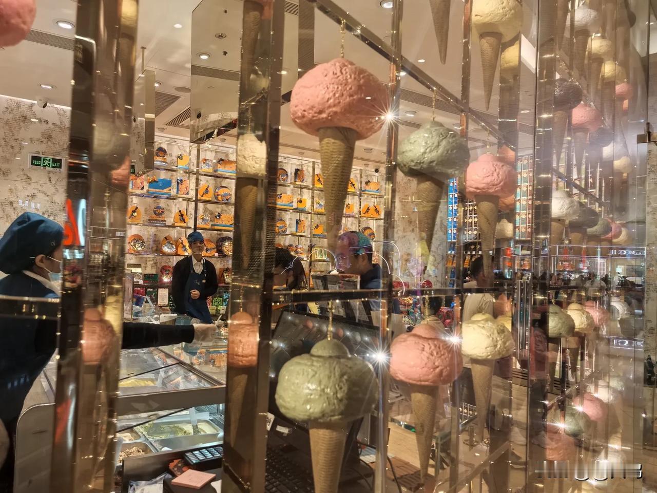 愿所遇的一切皆甜~

人生就像冬天的甜筒，外表有点冷，咬下去却满是惊喜。
 
甜