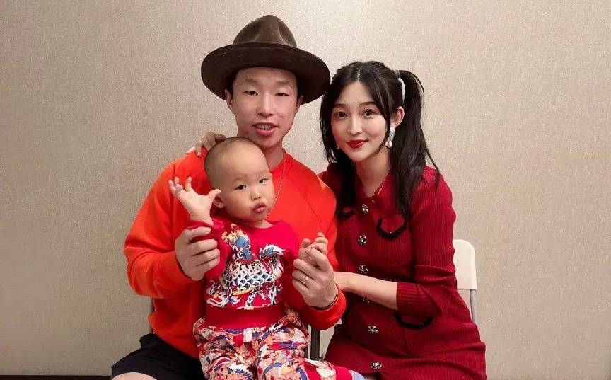 烧饼能够担任德云社副总，主要有以下三点原因： 1. 忠诚度高，曾差点随曹云金离开
