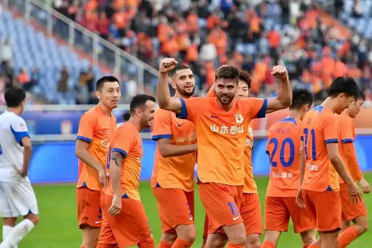 泰山已经4-0领先北京国安了！全力在为申花阻击对手！申花目前还是0-0！申花球迷