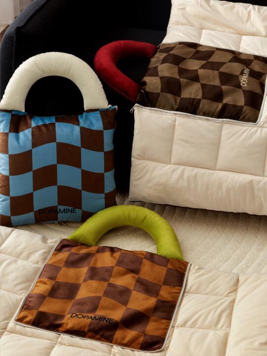 中古抱枕颜值巅峰！格纹元素杀回C位