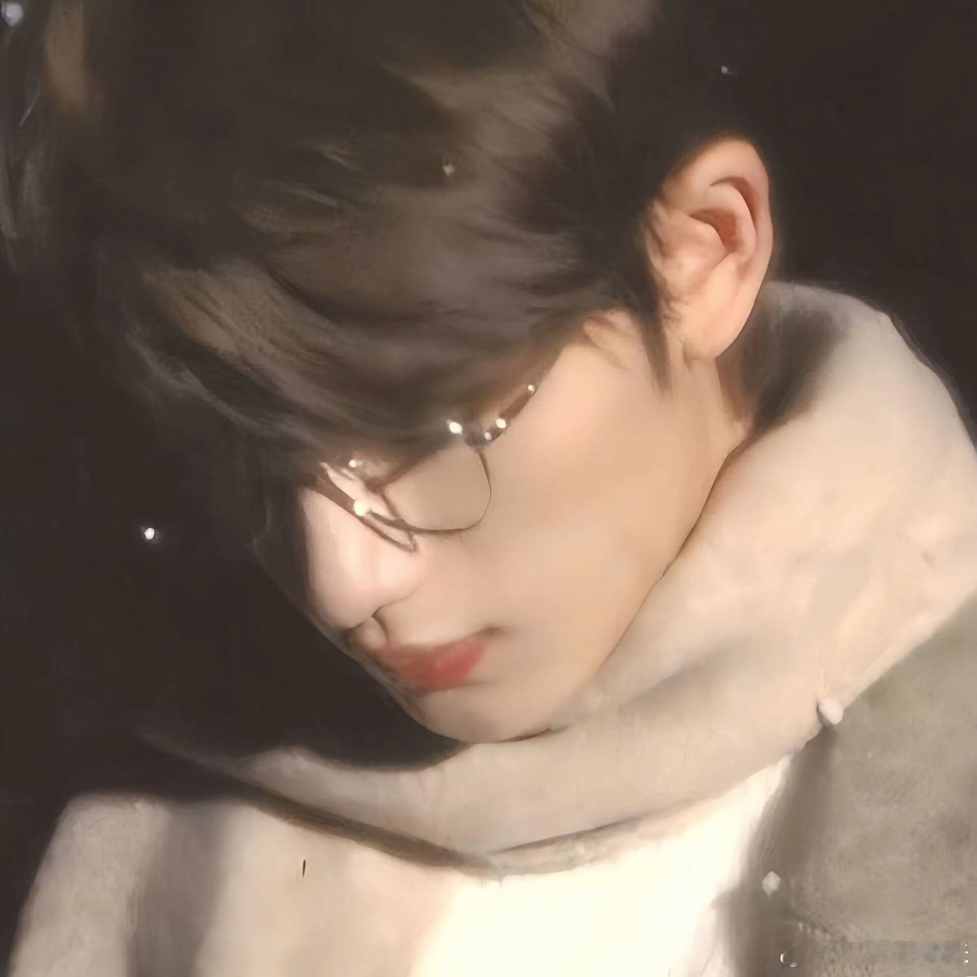 谁给丁程鑫选的头套 笑不活了！谁给丁程鑫选的头套太会了，锅盖头搭歪小耳朵，酷哥直