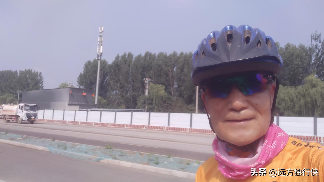 今天的天气主打一个字:热!25~35℃，
空气就像凝固了一样，一丝风也沒有。照例