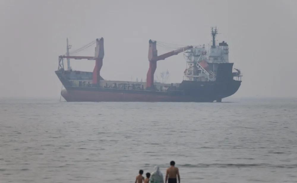 7月1日，一艘货轮在霍尔木兹海峡触礁搁浅。乍一看，这就是个普通的航行事故——船长