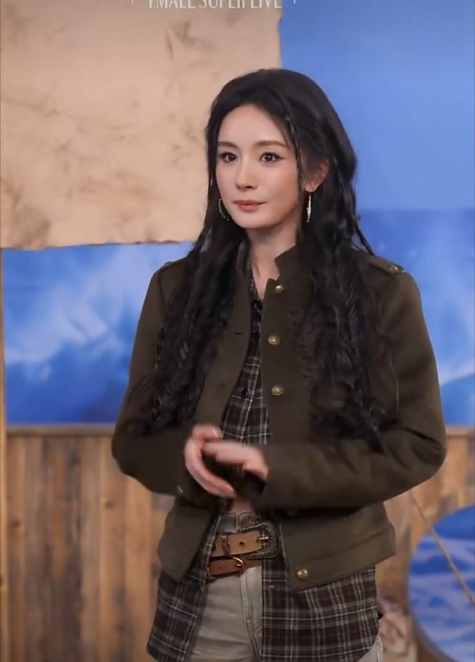 杨幂工作室正在被粉丝讨伐粉丝已经在永拒这个造型师和化妆师了 ​​​
