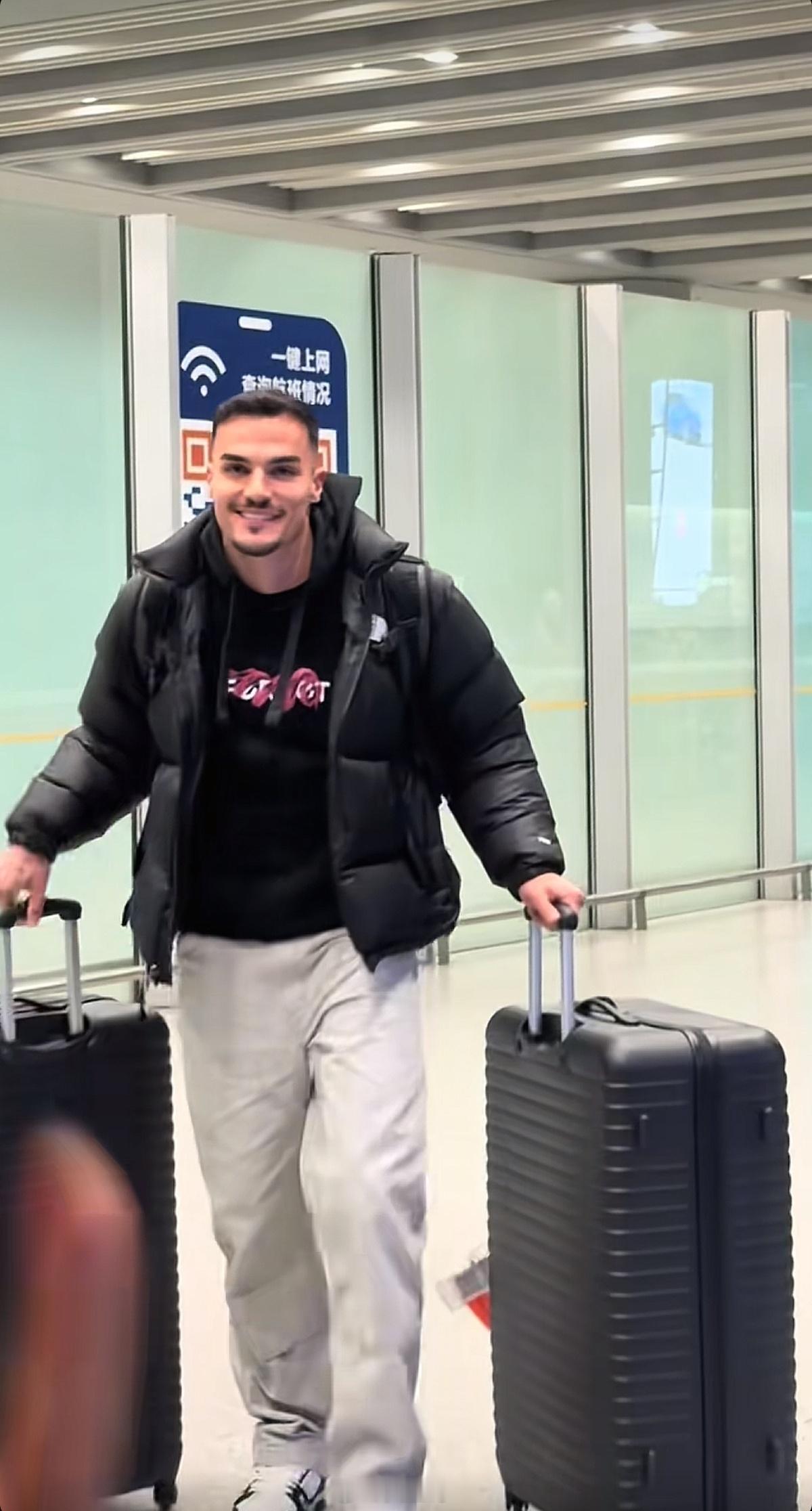 山东泰山 山东泰山中后卫外援佩德罗·阿尔瓦罗已经落地，新赛季期待满满。终于下树！