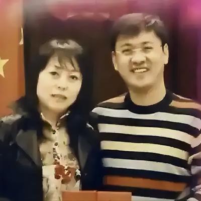 2005年,41岁的河南女富豪李巧林爱上了男下属,没想到,在50岁时,她冒着生命