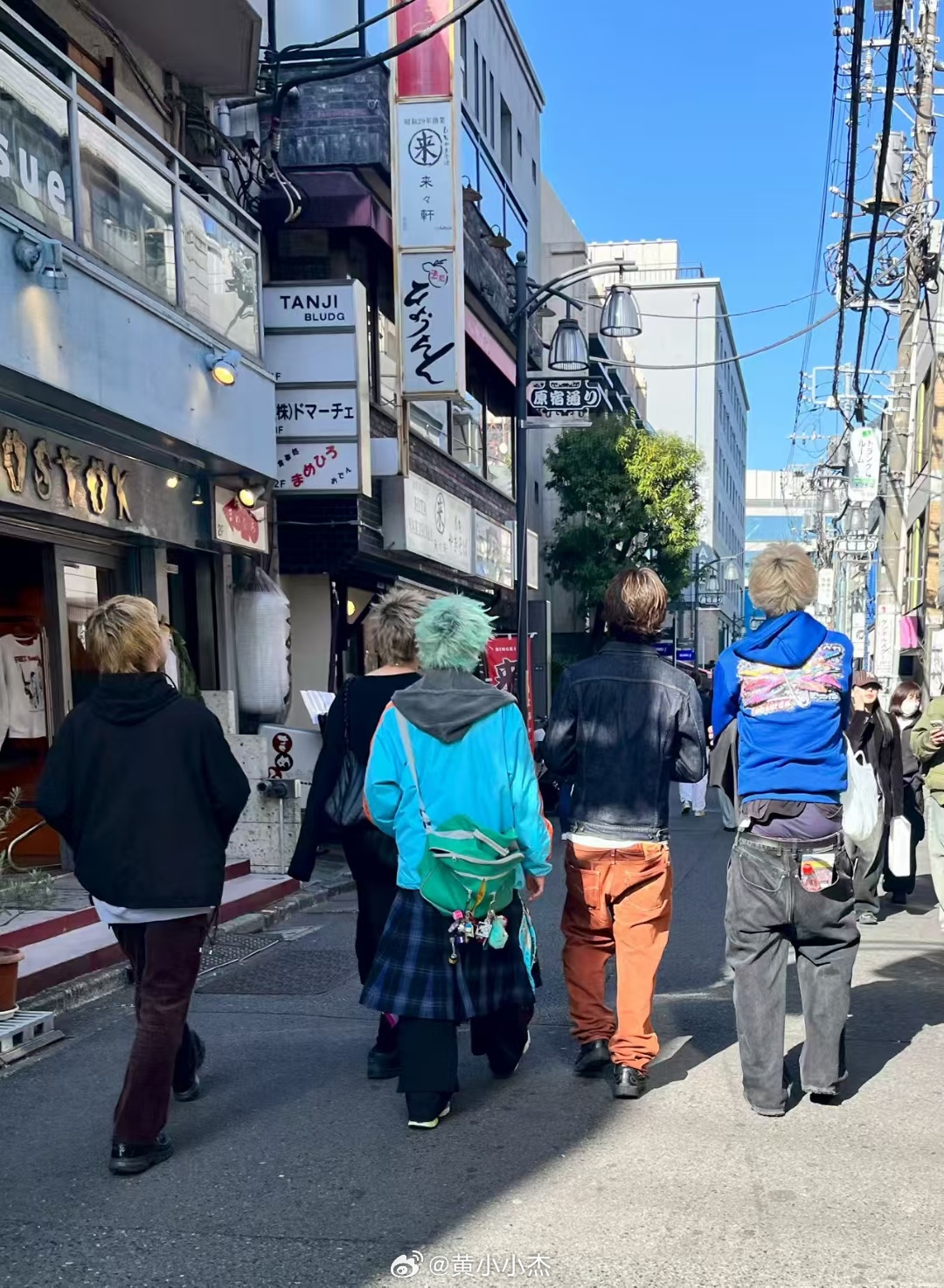 我：我去，那个绿色头发的人穿得好好看啊，好日系我弟：人家本来就日本人好不好 