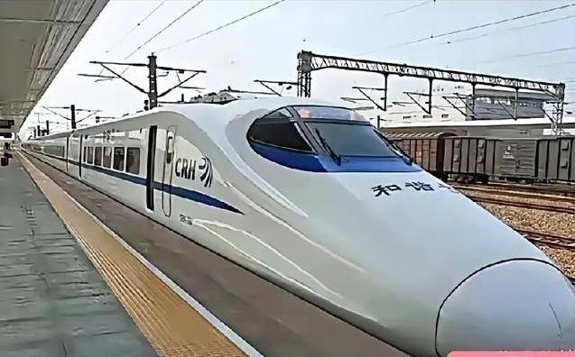 怪不得要大力发展高铁，它的耗能成本太让人意外了。一辆高铁载有500人，时速300