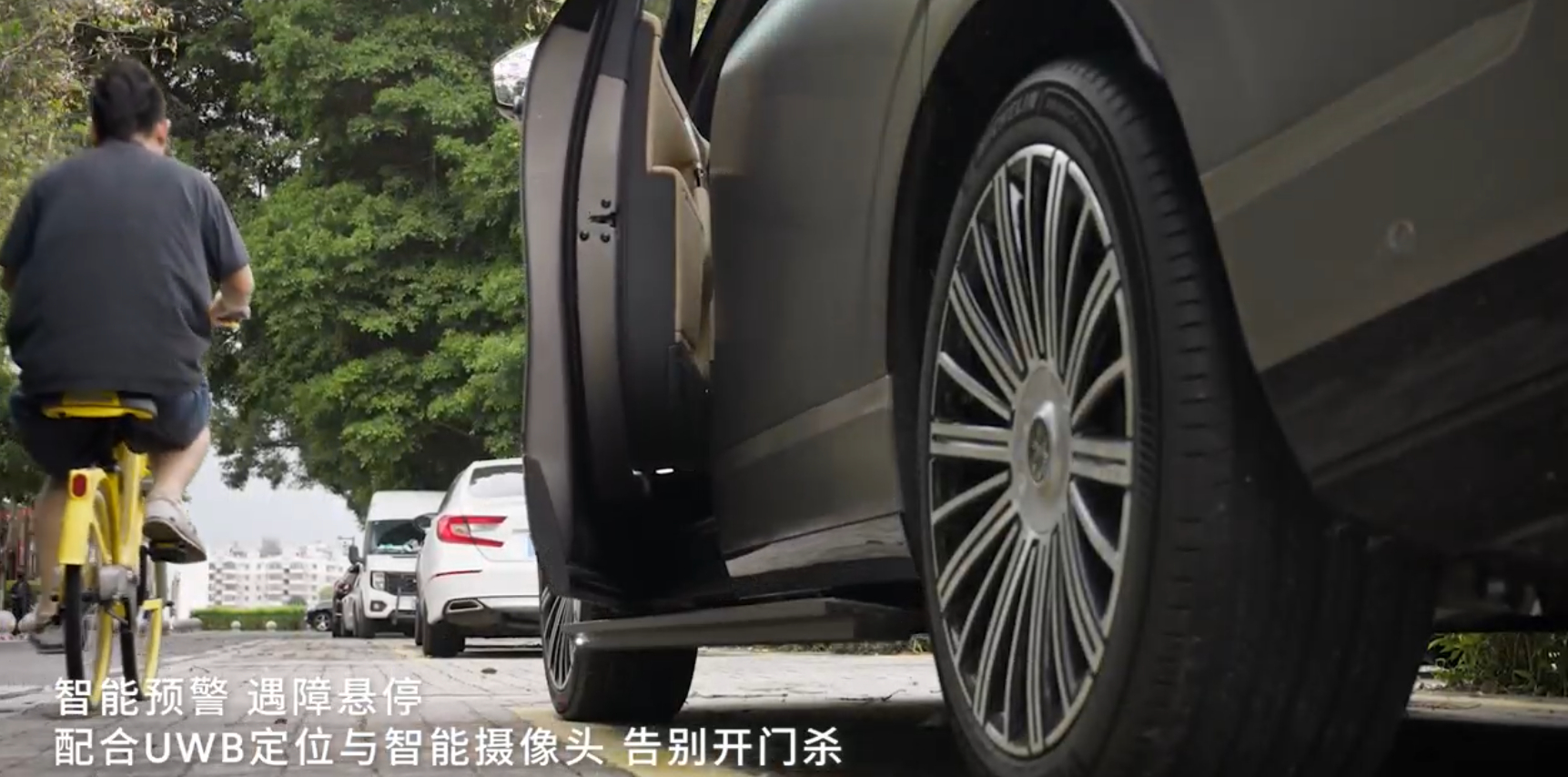 小鹏GX这次搭载的全车智能电动门，四门均配备毫米波雷达、UWB与智能摄像头立体感