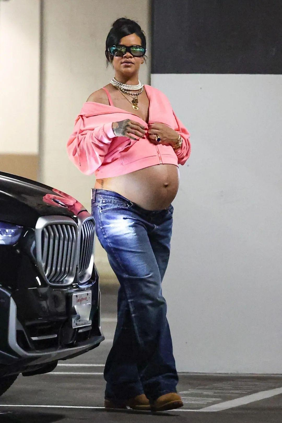 Rihanna 即将临盆，昨日有记者在比佛利山庄拍到了她，而她依然时尚！

Ri