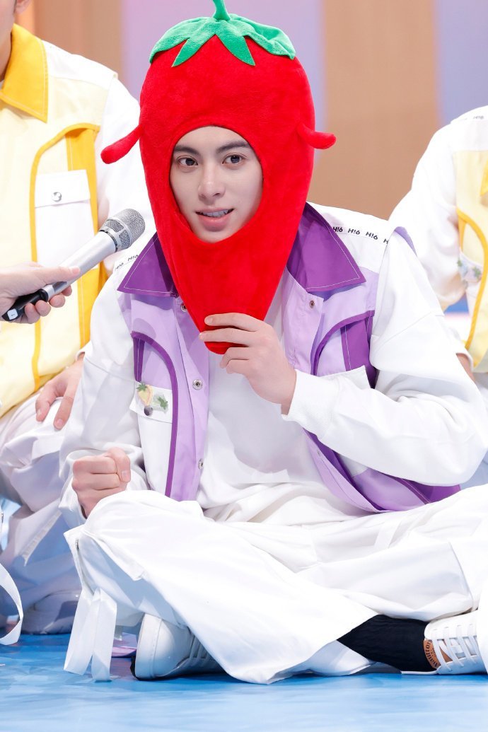 王鹤棣上节目像回家了一样王鹤棣上《你好星期六》像回自己家！主动当报幕员超有梗，听