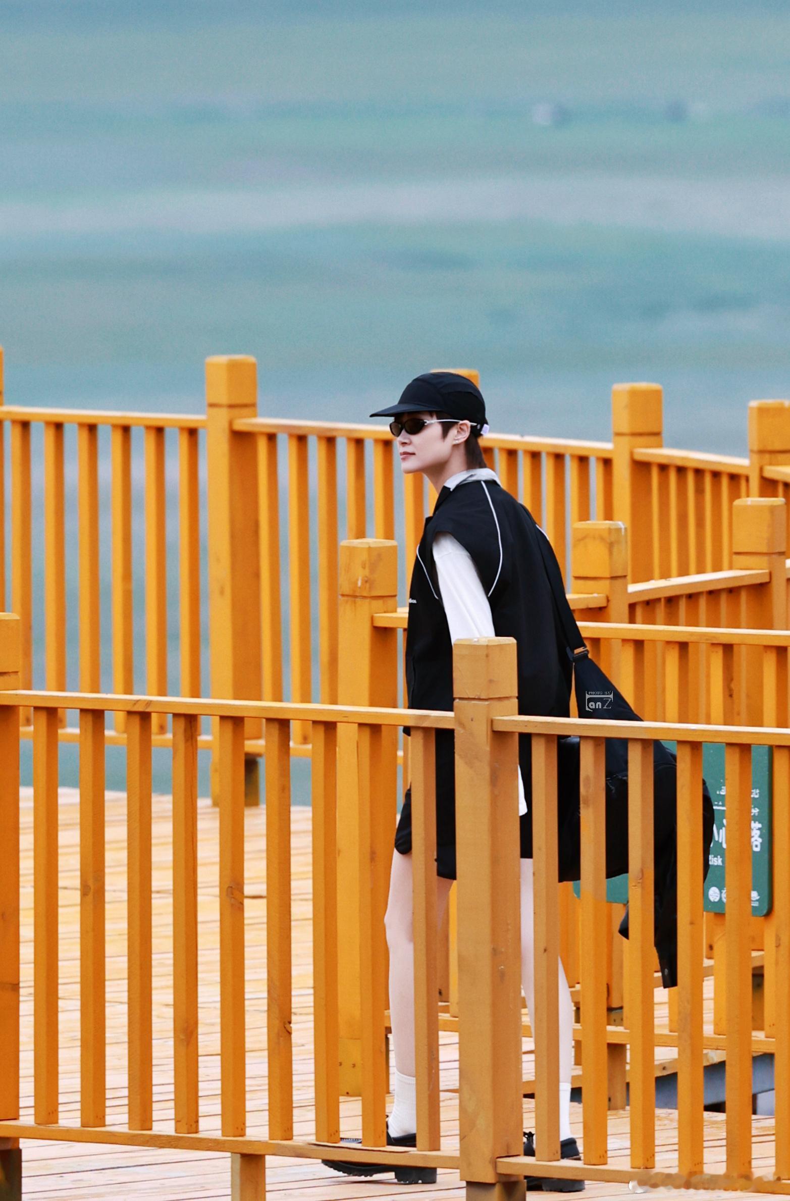 李宇春旅综路透全女性硬核自驾露营综艺来袭，李宇春放下舞台奔赴新疆旷野，亲手搭帐篷